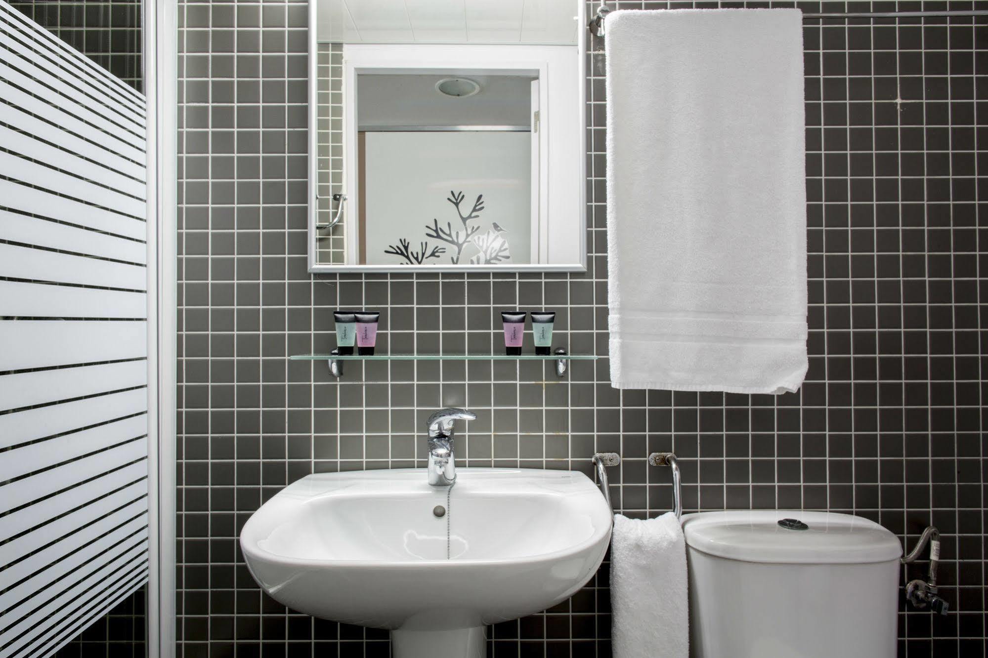 Residencia Universitaria Resa Roberto De Nobili Sant Cugat del Vallès Екстериор снимка